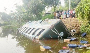 টাঙ্গাই‌লে নিয়ন্ত্রণ হারিয়ে বাস খাদে পড়ে নিহত ১, আহত ১৫