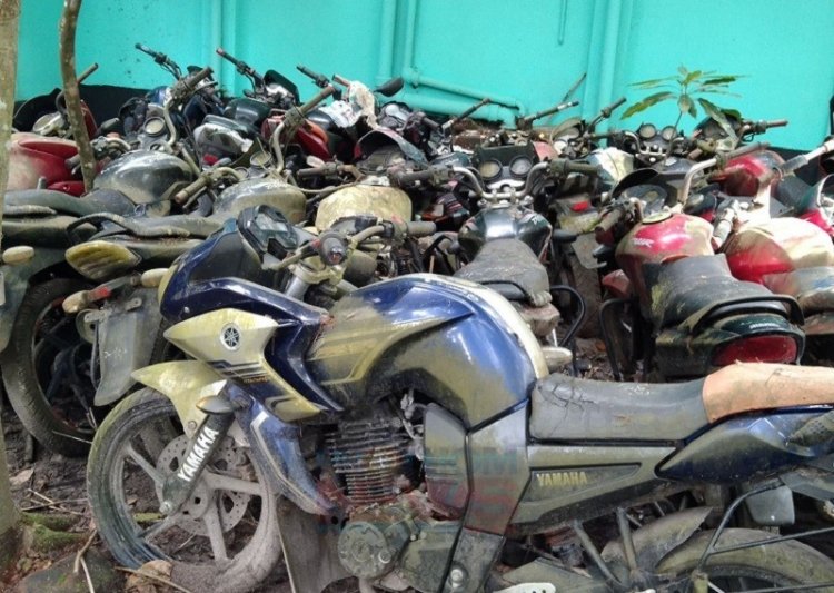 চাটখিল থানায় নষ্ট হচ্ছে লাখ লাখ টাকার জব্দকৃত গাড়ি