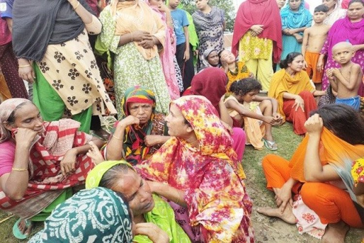 কুষ্টিয়ায় ঘরে মায়ের ঝুলন্ত লাশ, বিছানায় ছেলের