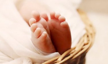 মেয়ে হওয়ায় নবজাতককে বালিশচাপা দিয়ে হত্যা ভারতে