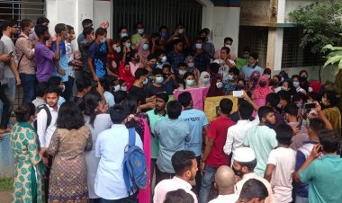 চুল কর্তনকারী শিক্ষিকার বিষয়ে রবির গড়িমসি, ফের অনশনে শিক্ষার্থীরা