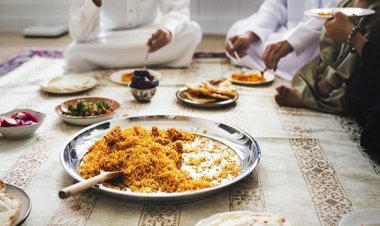 মেঝেতে বসে খাওয়ার এত উপকারিতা!