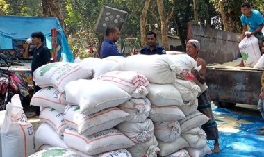 ৯৯৯ এ ফোন পেয়ে বগুড়ায় সরকারি চাল বোঝাই ট্রাক জব্দ