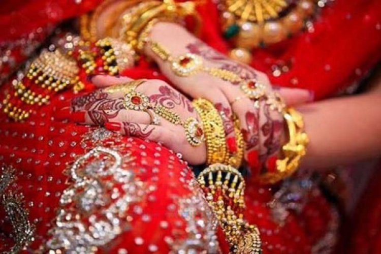 বিয়ের ৫ মাস পর ঘরে মিলল নারী শ্রমিকের ঝুলন্ত লাশ