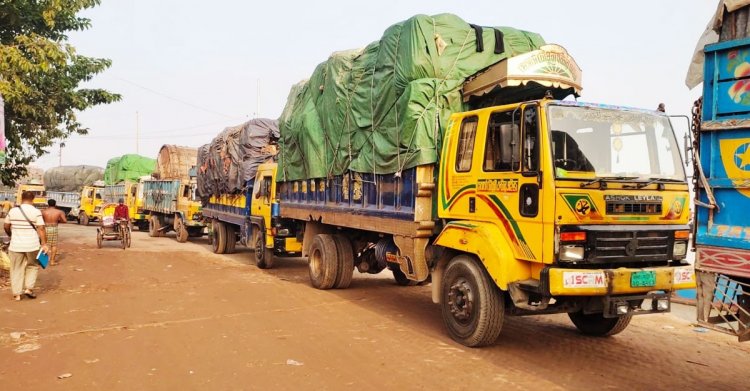 দৌলতদিয়ায় পারাপারের অপেক্ষায় ৫ শতাধিক পণ্যবাহী ট্রাক