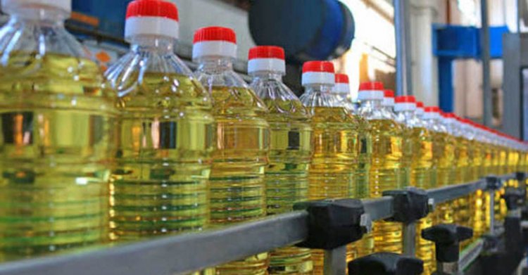 বিশ্ববাজারে অর্ধেকে নেমেছে পাম তেলের দাম, কমছে না দেশে