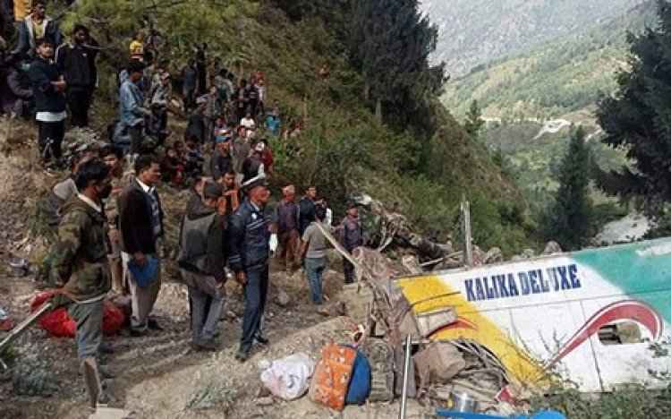 নেপালে যাত্রীবাহী বাস খাদে পড়ে নিহত ৩২