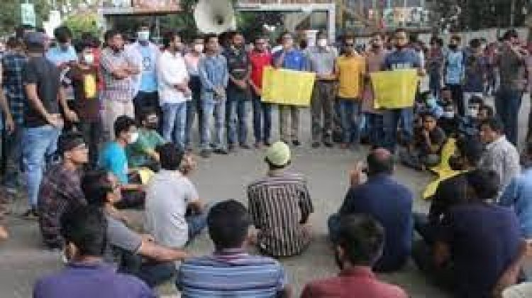 মণ্ডপে হামলার প্রতিবাদে শাহবাগে অবরোধ