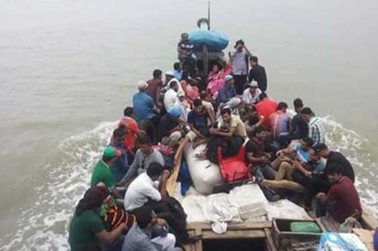 সেন্টমার্টিনে আটকা পর্যটকরা ঝুঁকি নিয়েই ফিরছেন