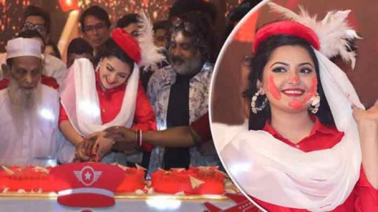 বিমানবালা বেশে নেচে গেয়ে জন্মদিন উদযাপন পরীমনির