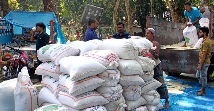৯৯৯ এ ফোন পেয়ে বগুড়ায় সরকারি চাল বোঝাই ট্রাক জব্দ