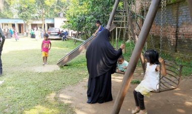 কেন্দ্রে ভোটের অপেক্ষায় মা-বাবা, মাঠে খেলায় মত্ত শিশুরা