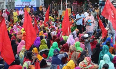 বকেয়া বেতনের দাবিতে টানা ৮ দিন শ্রমভবনের সামনে শ্রমিকদের অবস্থান