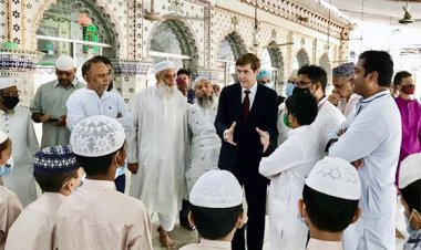 ধর্ম পালনের স্বাধীনতা পবিত্র, সব মানুষের অধিকার: মসজিদ ঘুরে যুক্তরাষ্ট্রের রাষ্ট্রদূত