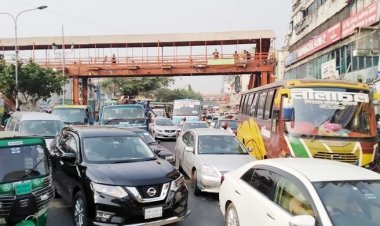 বিশেষ পরীক্ষার দাবিতে রাস্তা অবরোধে নীলক্ষেত এলাকায় তীব্র যানজট