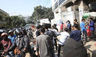 ‘হাফপাস’-এর দাবিতে মহাখালীতে সড়ক অবরোধ, শিক্ষার্থীদের ওপর ছাত্রলীগের হামলা