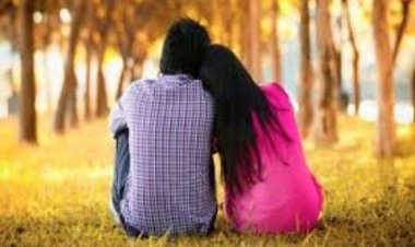 প্রেমিকার বাড়ির সামনে রাতভর ছবি-পোস্টার হাতে প্রেমিক