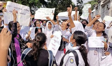 প্রকাশ্যে ধর্ষণের হুমকি  বিক্ষোভ করছেন শিক্ষার্থীরা