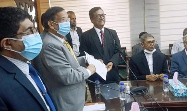  খালেদা জিয়াকে বিদেশে পাঠাতে আইনমন্ত্রীকে আইনজীবীদের স্মারকলিপি