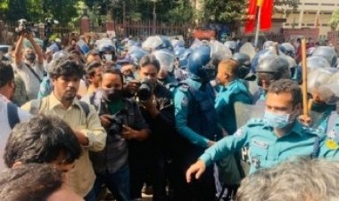 শাহবাগে ৮ ছাত্র সংগঠনের মিছিলে পুলিশের বাধা