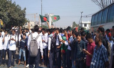 রাজধানীর রামপুরা ব্রিজ অবরোধ করে বিক্ষোভ করছে শিক্ষার্থীরা