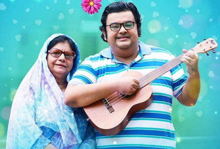 মাকে নিয়ে হাজির আনন্দ খালেদ