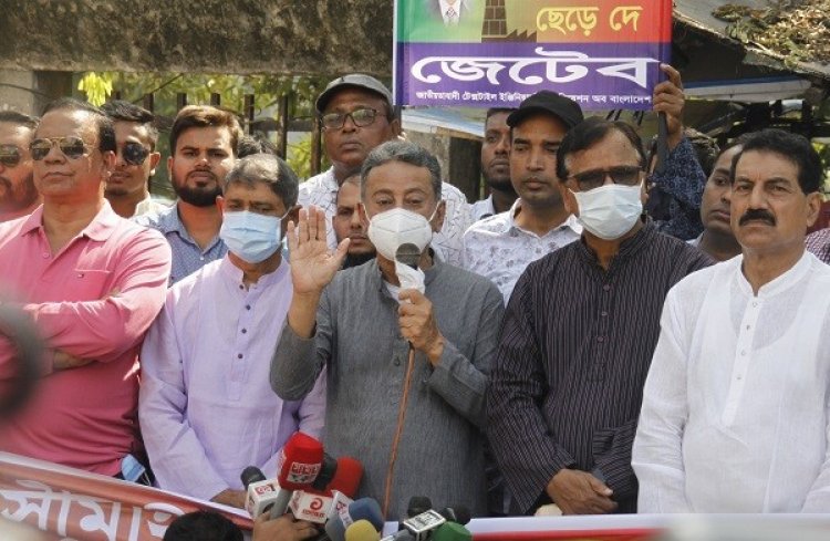 ক্ষমতাসীন দলের ‘লুটপাটকারীদের লাভবান করাতেই  জ্বালানি তেলের দাম বৃদ্ধি : খসরু