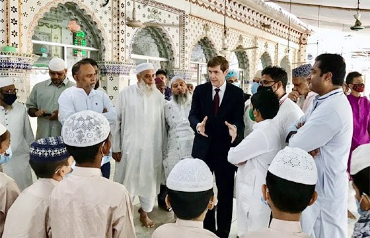 ধর্ম পালনের স্বাধীনতা পবিত্র, সব মানুষের অধিকার: মসজিদ ঘুরে যুক্তরাষ্ট্রের রাষ্ট্রদূত