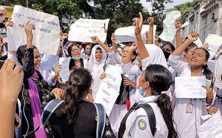 প্রকাশ্যে ধর্ষণের হুমকি  বিক্ষোভ করছেন শিক্ষার্থীরা