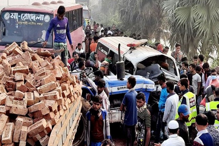 নাটোরে লাশ নিয়ে ফেরার পথে ত্রিমুখী সংঘর্ষে নিহত ১