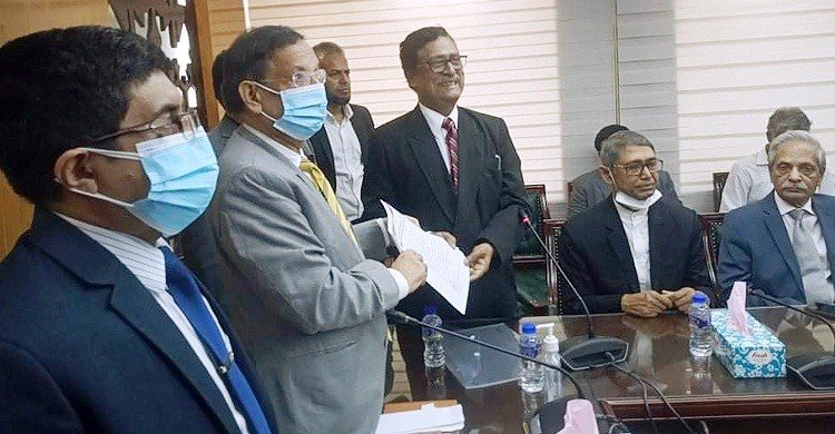  খালেদা জিয়াকে বিদেশে পাঠাতে আইনমন্ত্রীকে আইনজীবীদের স্মারকলিপি