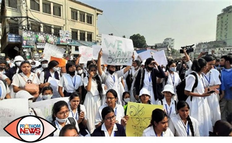 নিরাপদ সড়কের দাবিতে রাজধানীর বিভিন্নস্থানে শিক্ষার্থীদের সড়ক অবরোধ, বিক্ষোভ, তীব্র দুর্ভোগ