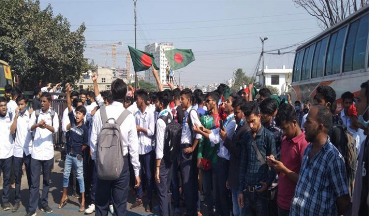 রাজধানীর রামপুরা ব্রিজ অবরোধ করে বিক্ষোভ করছে শিক্ষার্থীরা