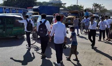 নিরাপদ সড়কের দাবিতে রামপুরায় শিক্ষার্থীদের অবরোধ