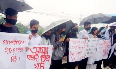 মুখে কালো কাপড় বেঁধে বৃষ্টিতে ভিজেই সড়কে নিহতদের স্মরণ