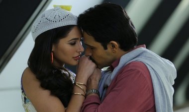 কাট’ বলার পরও থামেনি ইমরান-নার্গিসের চুমু