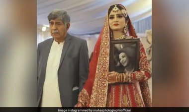  মৃত মায়ের ছবি বুকে জড়িয়ে বিয়ের আসরে মেয়ে