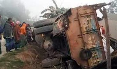 রাস্তার পাশে ঘরে উল্টে গেলো ট্রাক, ঘুমন্ত দম্পতি নিহত