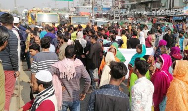 গাজীপুরে বকেয়া বেতনের দাবিতে মহাসড়ক অবরোধ