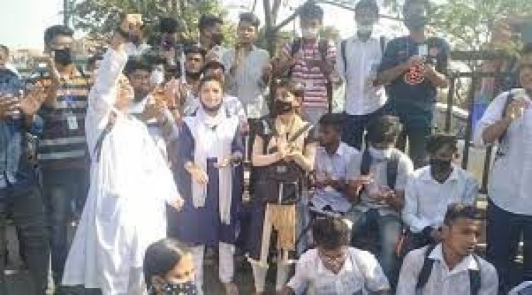 শিক্ষার্থীদের এবার ‘লাল কার্ড’ কর্মসূচি