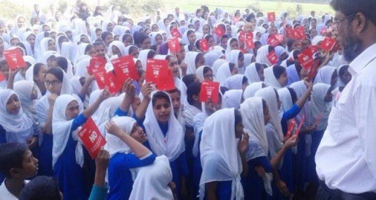 সড়কে অব্যস্থাপনা ও দুর্নীতি, লাল কার্ড দেখালো শিক্ষার্থীরা