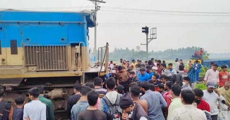 ট্রেনের ধাক্কায় অটোরিকশার ১ যাত্রী নিহত 