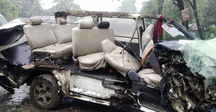 ফরিদপুরে বাস-মাইক্রোবাস সংঘর্ষে চিকিৎসকসহ নিহত ২