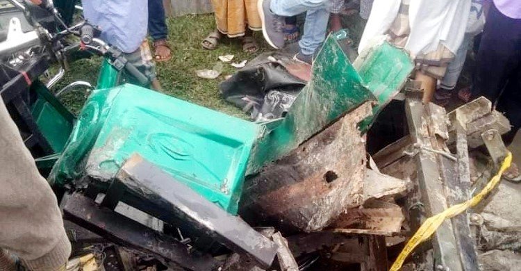 ট্রেনের ধাক্কায় ইজিবাইকের যাত্রী নিহত