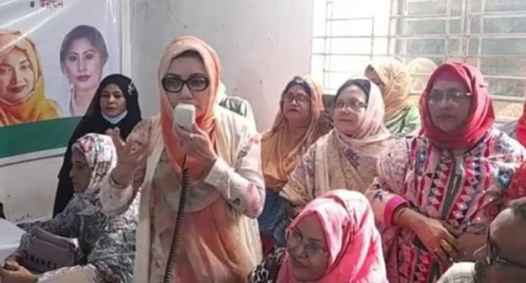 ফেনীতে আফরোজা আব্বাসকে হোটেল থেকে বের করে দিয়েছে পুলিশ