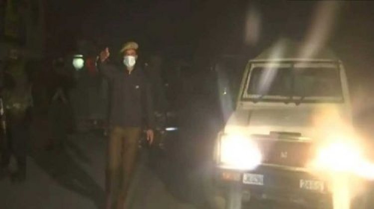 কাশ্মিরে ভারতীয় পুলিশ বাসে ভয়াবহ হামলা