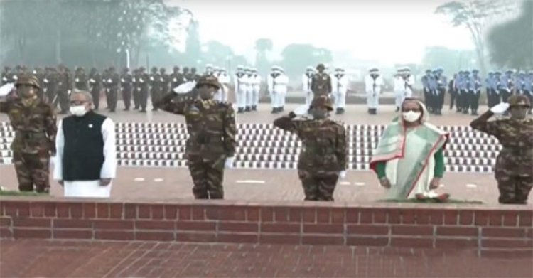বীর শহীদদের প্রতি রাষ্ট্রপতি ও প্রধানমন্ত্রীর শ্রদ্ধা