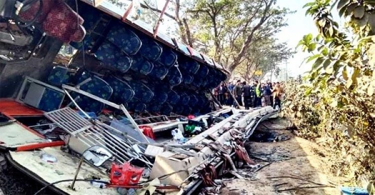 সিরাজগঞ্জে বাসচাপায় অটোভ্যানের ৫ যাত্রী নিহত