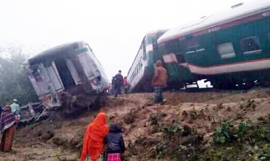 ট্রাকে ধাক্কা, উল্টে গেলো ট্রেনের ৫ বগি