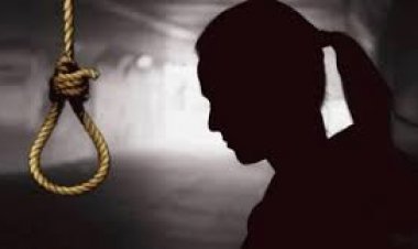 ছেলের সামনে ফাঁস দিয়ে আত্মহত্যা করলেন মা